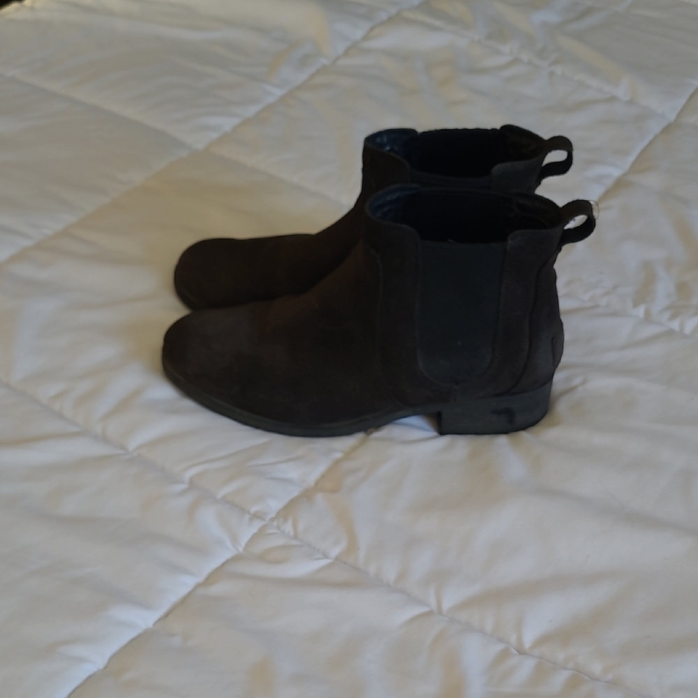 UGG Chelsea Boot - Picture 2 of 5